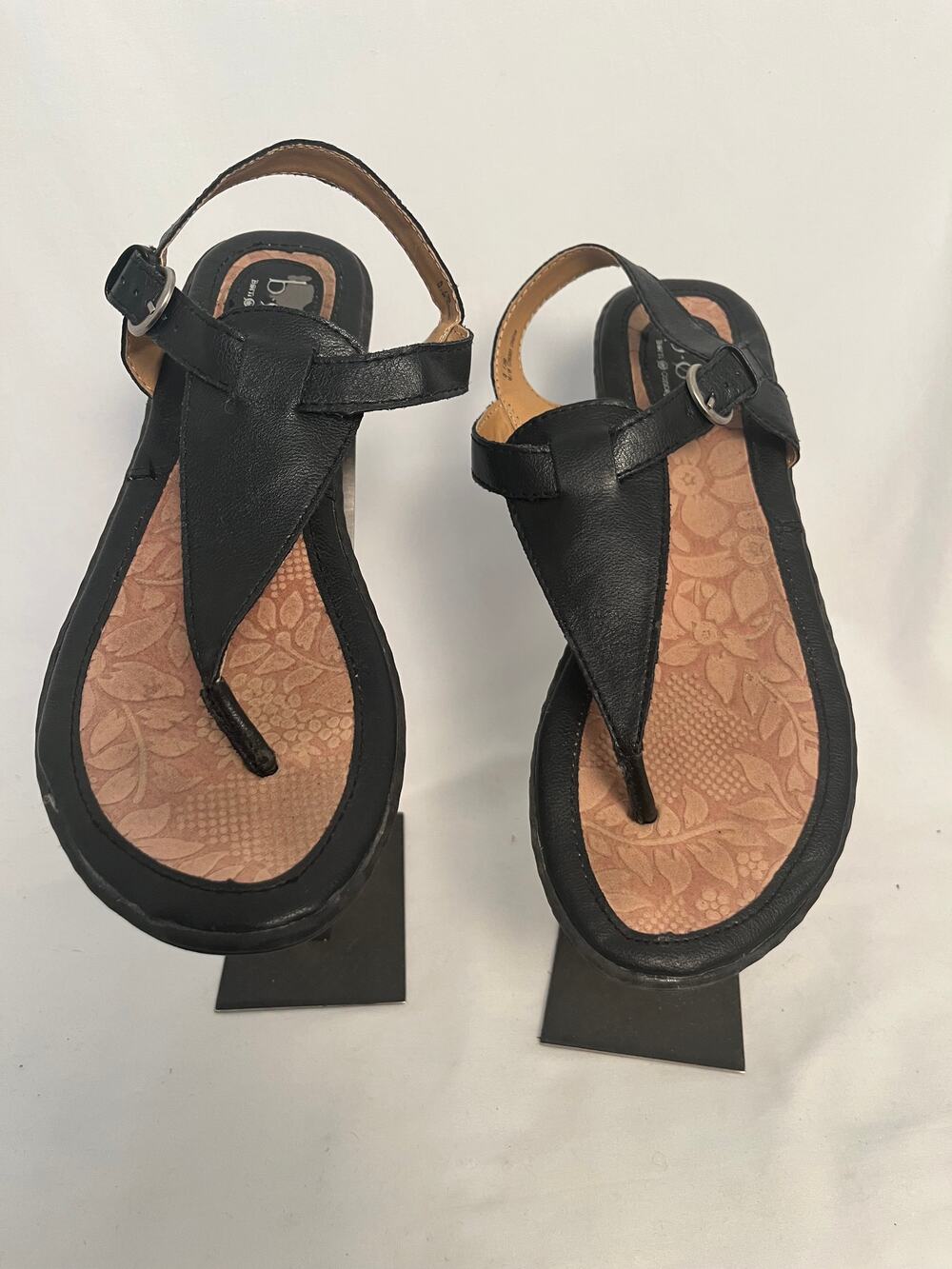 BOC Born Concepts Black Leather Thong Sandals Size 8 Comfort Sandals
